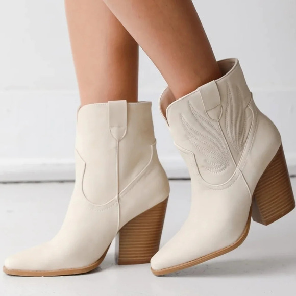 Qupid Beige Distressed Western Cowboy Block Heel Ankle Booties Boots New - Picture 6 of 7